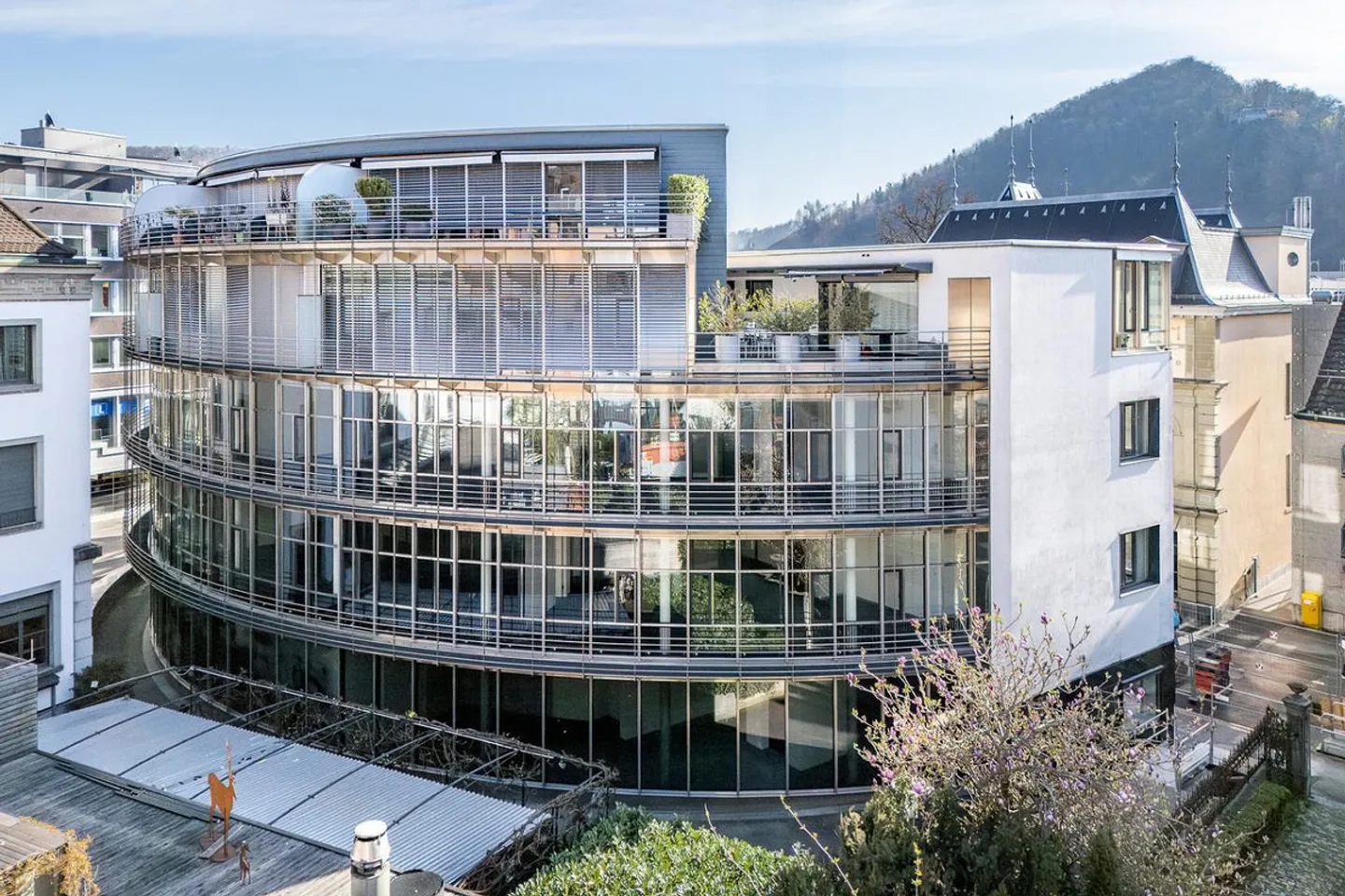 Cooled "plug and play" office space for up to 12 workstations - Photo 2 of 4