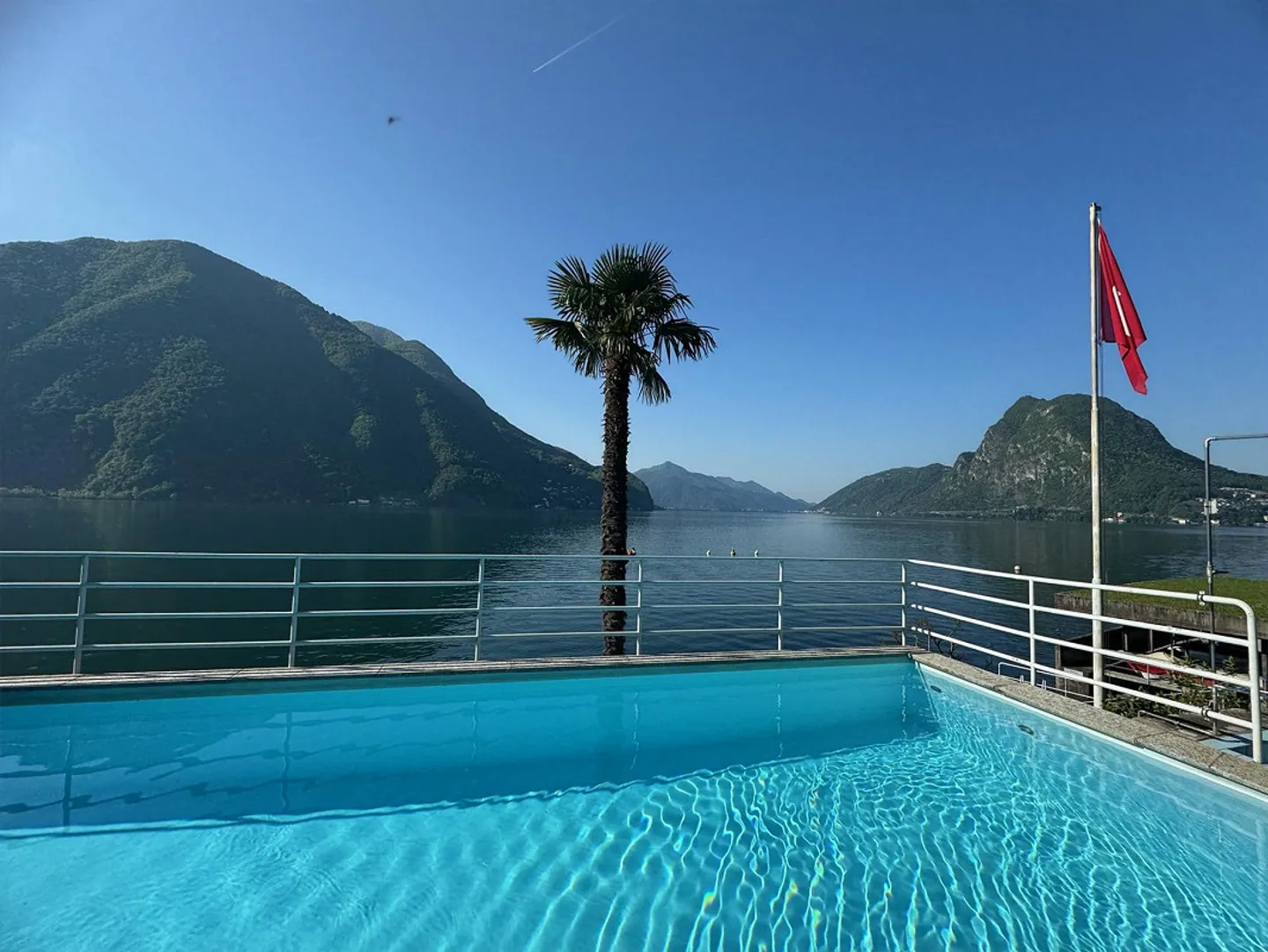 Splendido bilocale (1.5 locali) da sogno sul Lago di Lugano – Cercasi subentrante o affitto mensile! - Foto 1 di 8