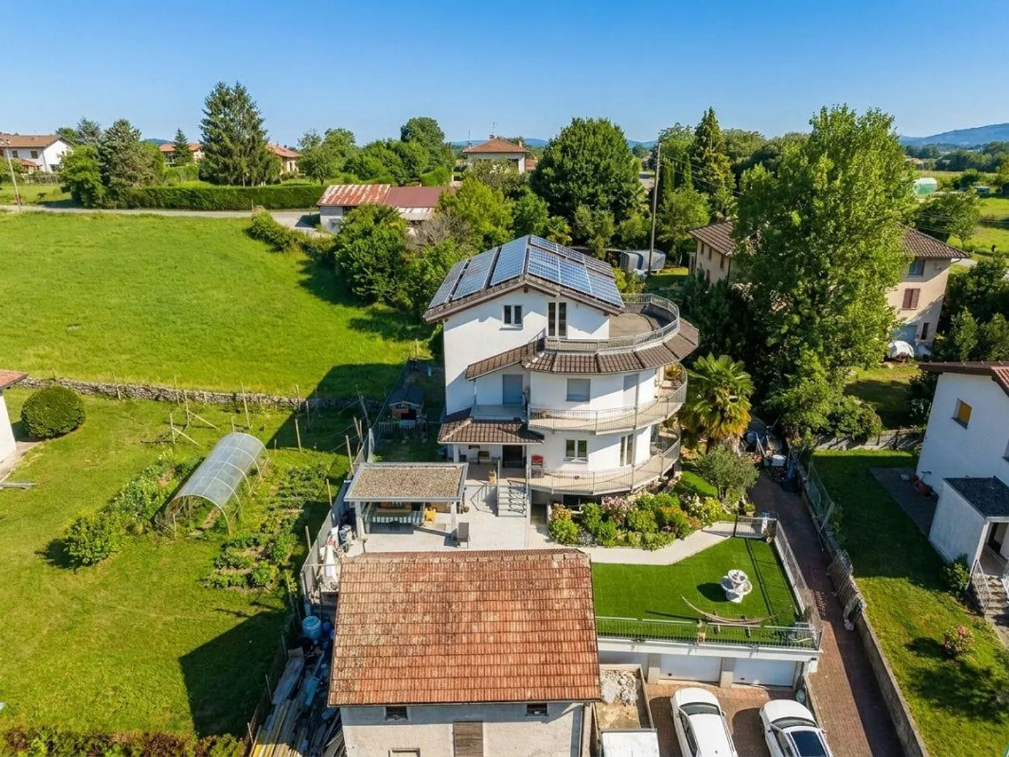Maison individuelle avec 6,5 pièces, terrasses et jardin à Claro - Photo 3 sur 13