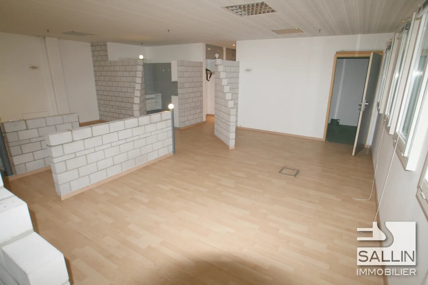 Bright administrative open space of approx. 140 m² - Photo 7 of 9