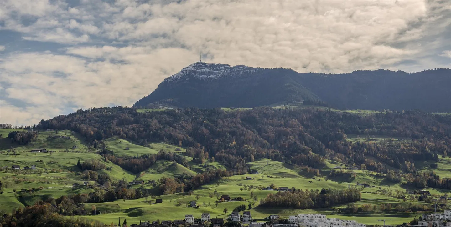Light flooded Family Home with Breathtaking Lake and Mountain Views - Photo 2 of 17