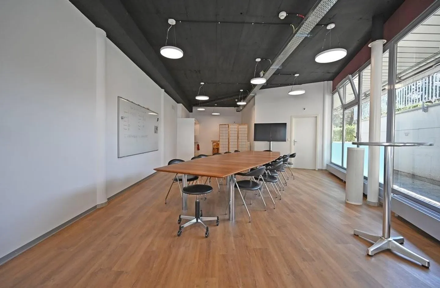 Attractive commercial space with diverse usage options - Photo 3 of 6