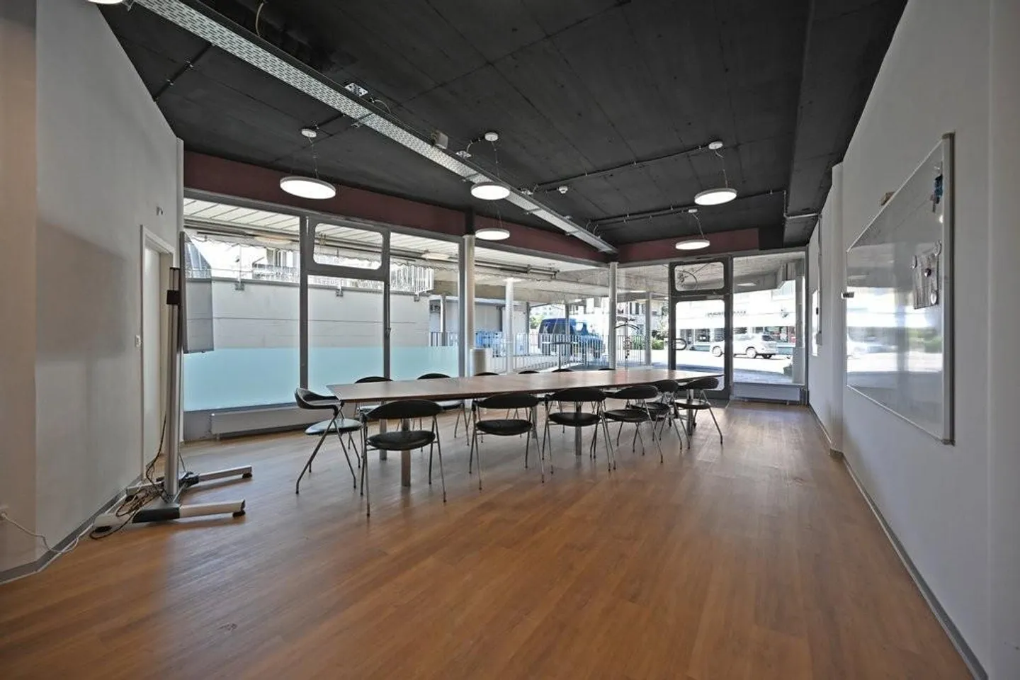 Attractive commercial space with diverse usage options - Photo 2 of 6