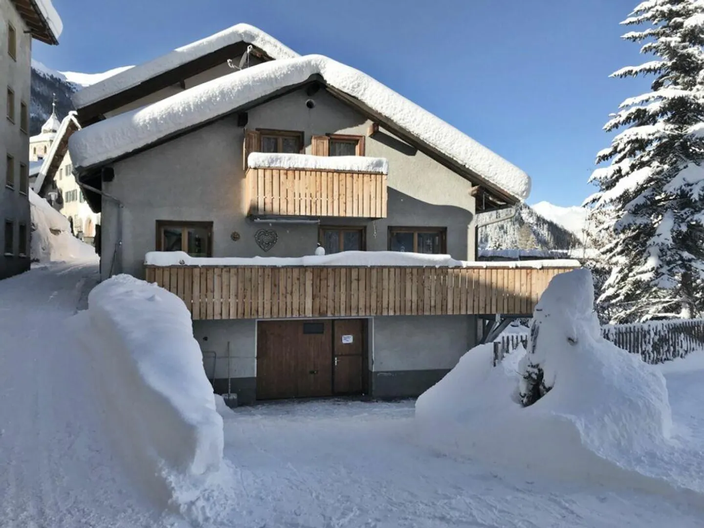 Casa di 6 stanze con balcone e area giardino nel centro del villaggio - Foto 2 di 10