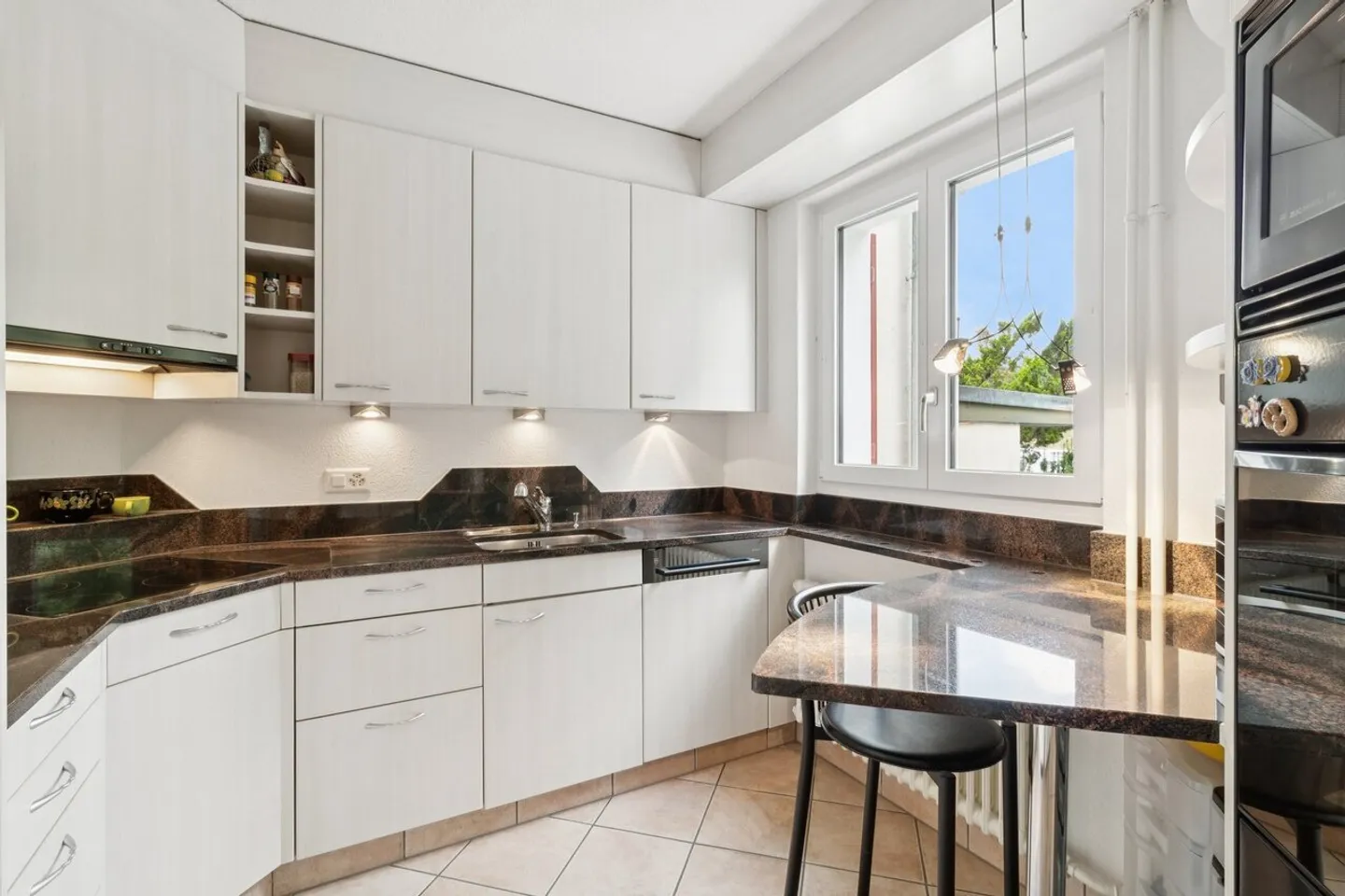 Charming Mid-Terrace House in a Quiet Location - Photo 4 of 7