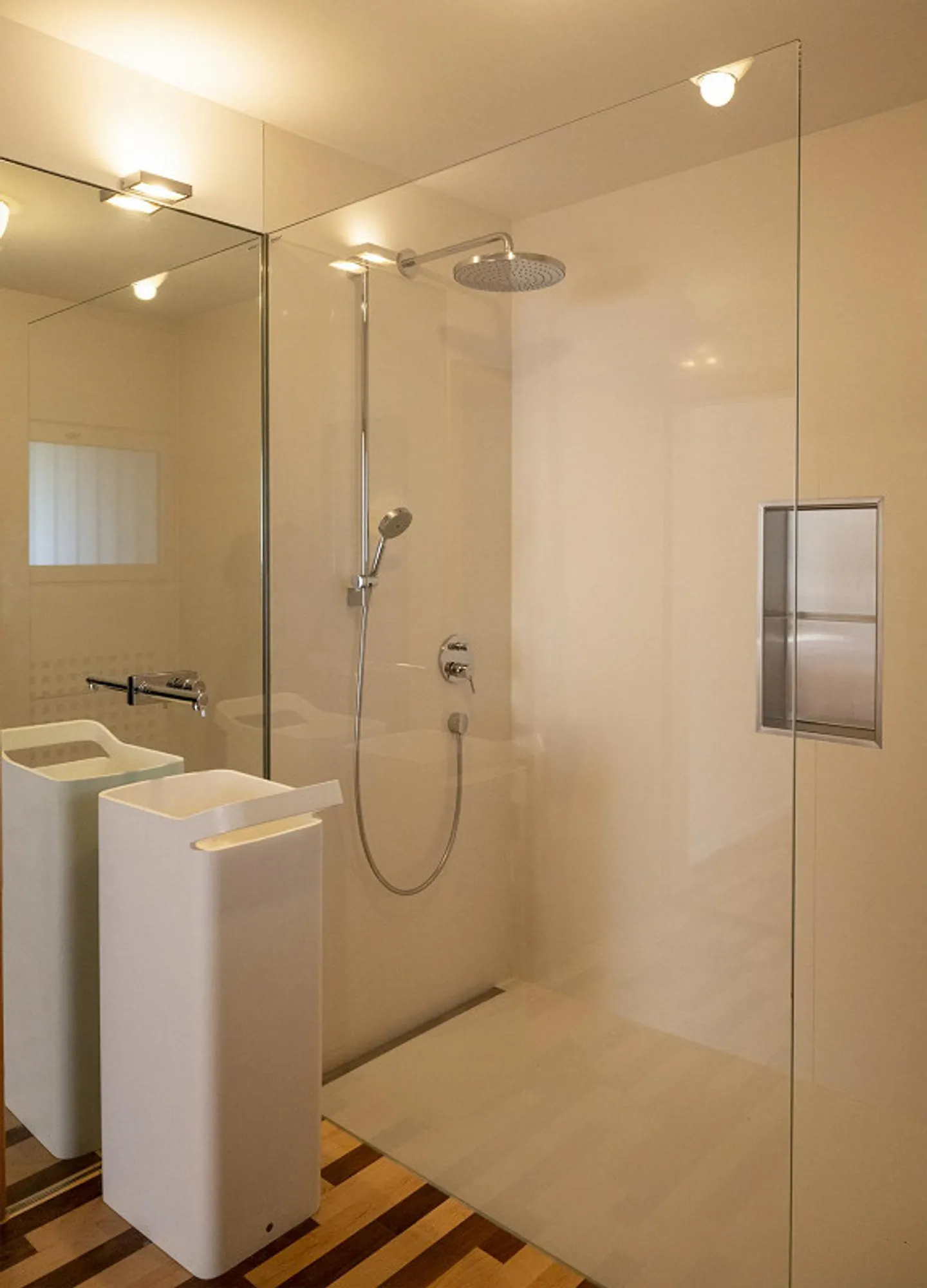 Light flooded Family Home with Breathtaking Lake and Mountain Views - Photo 14 of 17