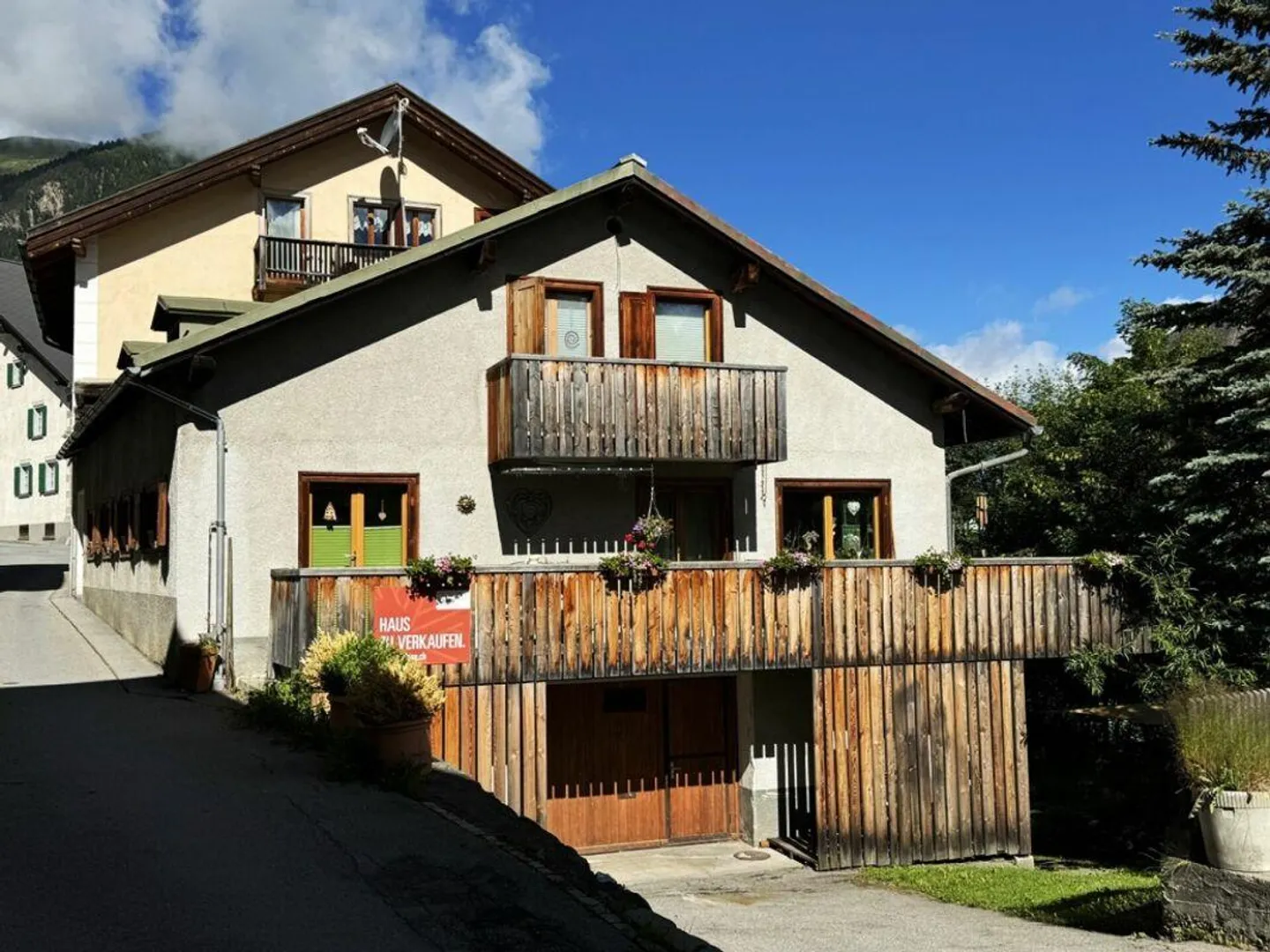 Casa di 6 stanze con balcone e area giardino nel centro del villaggio - Foto 1 di 10