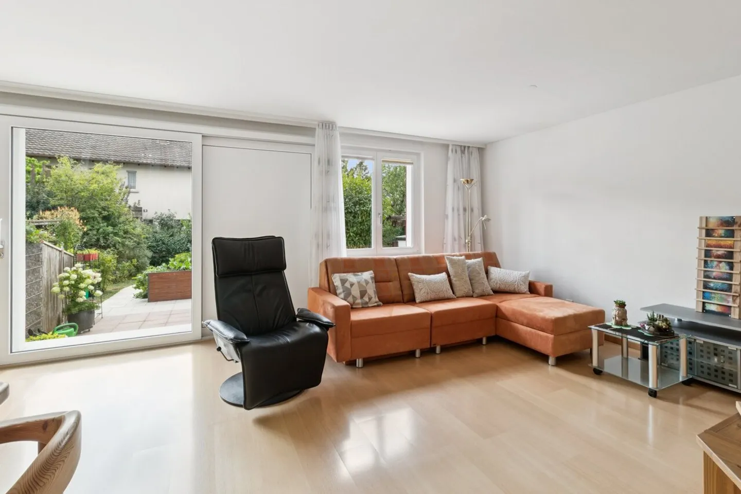Charming Mid-Terrace House in a Quiet Location - Photo 3 of 7
