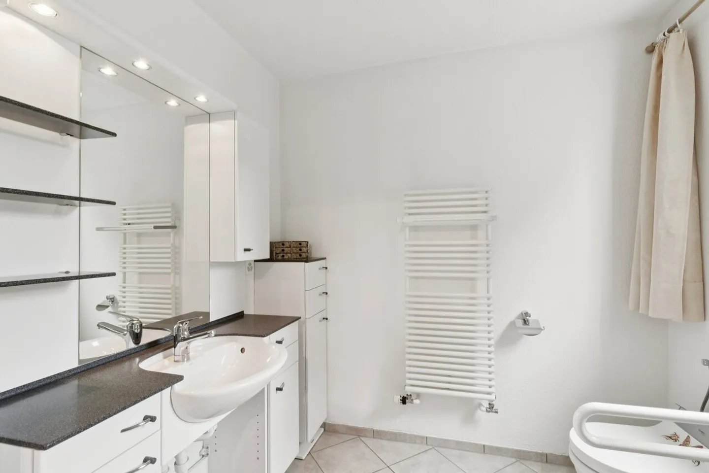 Charming Mid-Terrace House in a Quiet Location - Photo 5 of 7