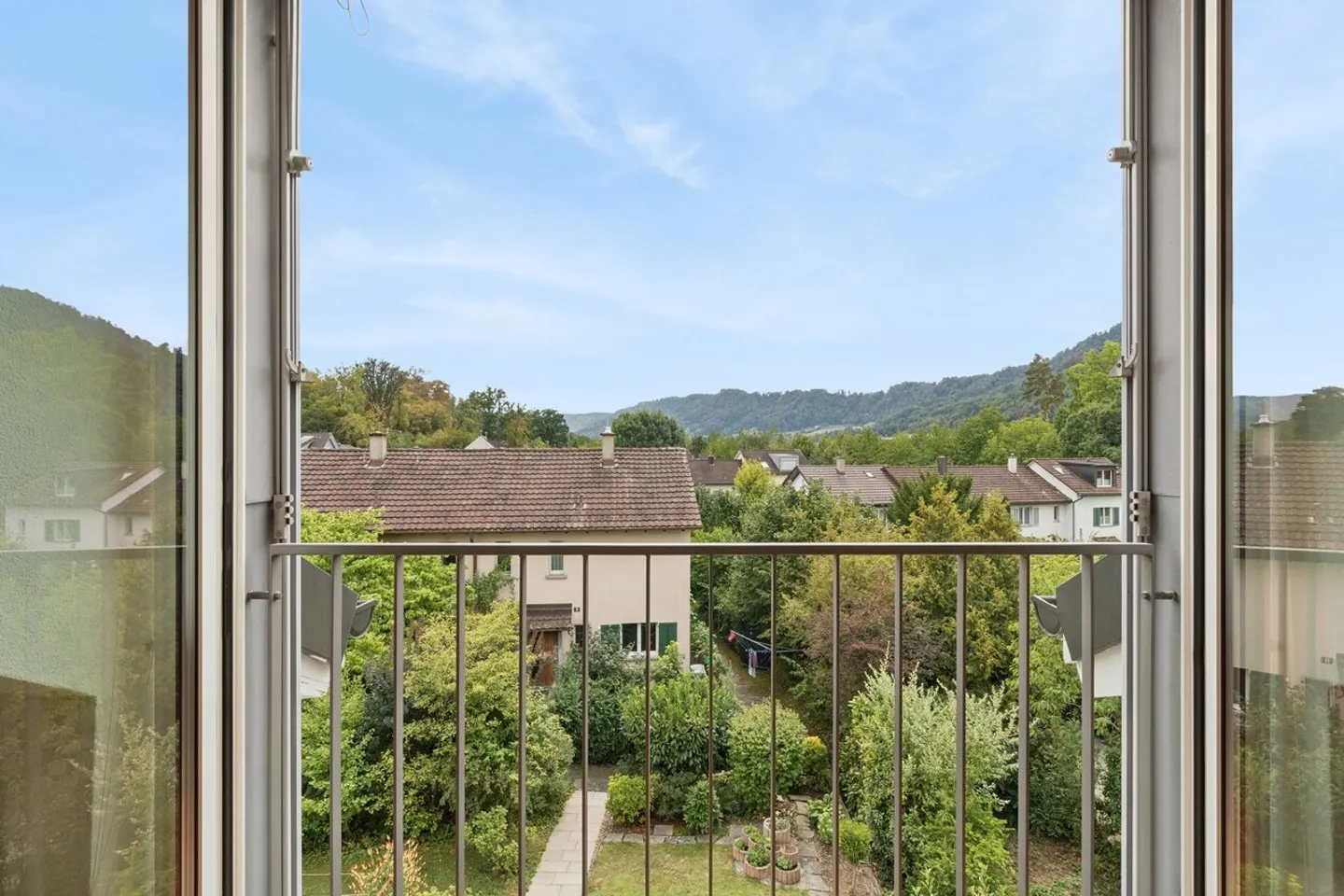 Charming Mid-Terrace House in a Quiet Location - Photo 6 of 7
