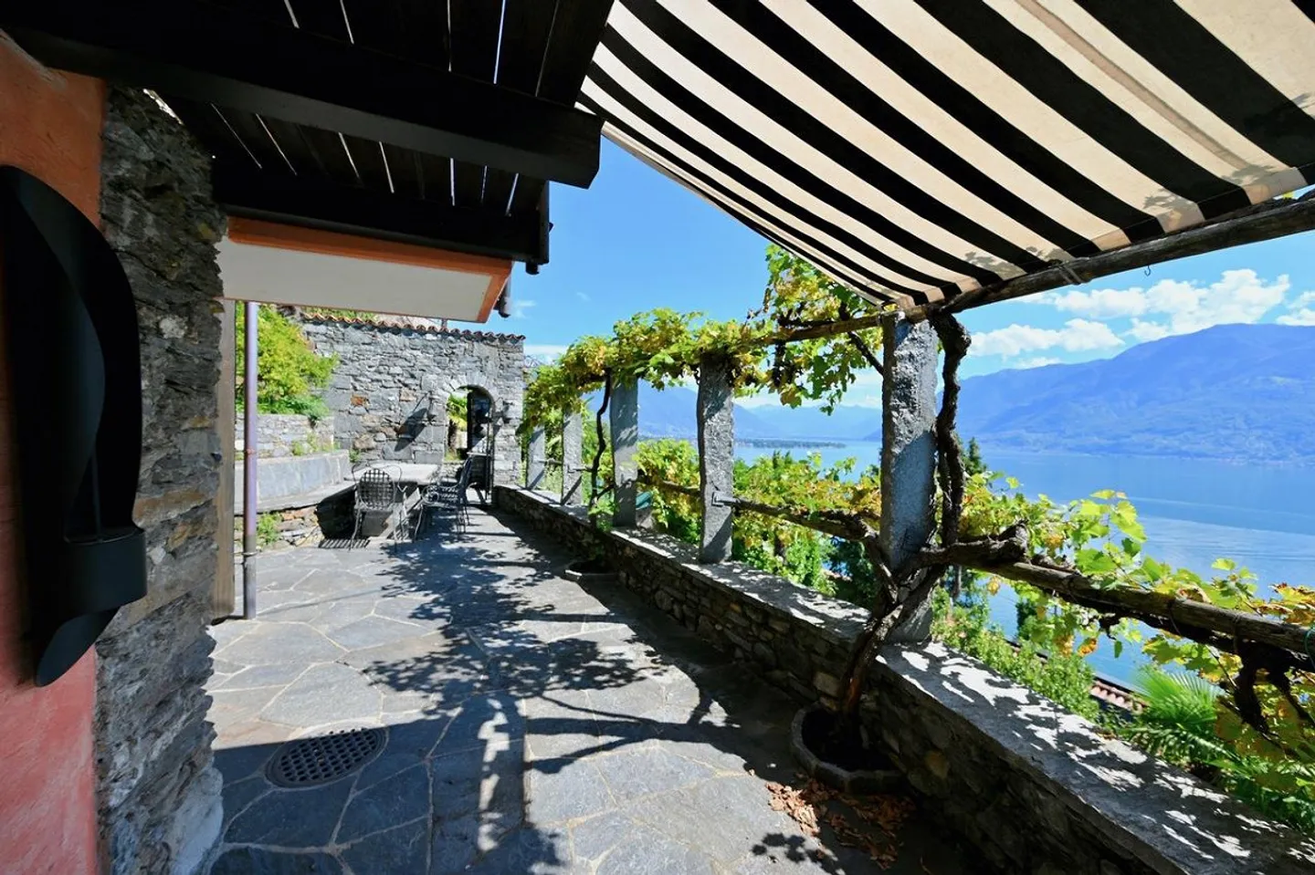 Rustico affascinante con vista mozzafiato sul Lago Maggiore - Foto 7 di 16