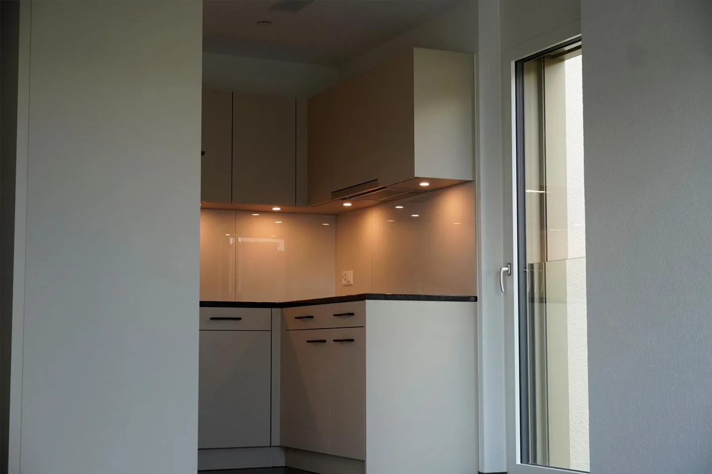 PRIMA LOCAZIONE - Appartamento spazioso, due balconi - Vista nel verde! - Foto 7 di 13