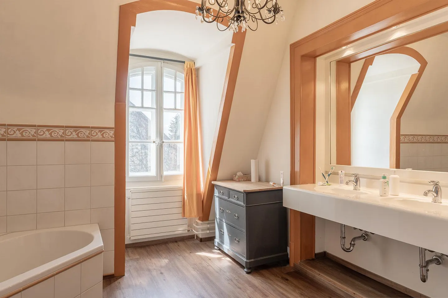 Enchanteur, rêveur et prestigieux – un espace de vie spacieux au sein de l'historique - Photo 12 sur 19
