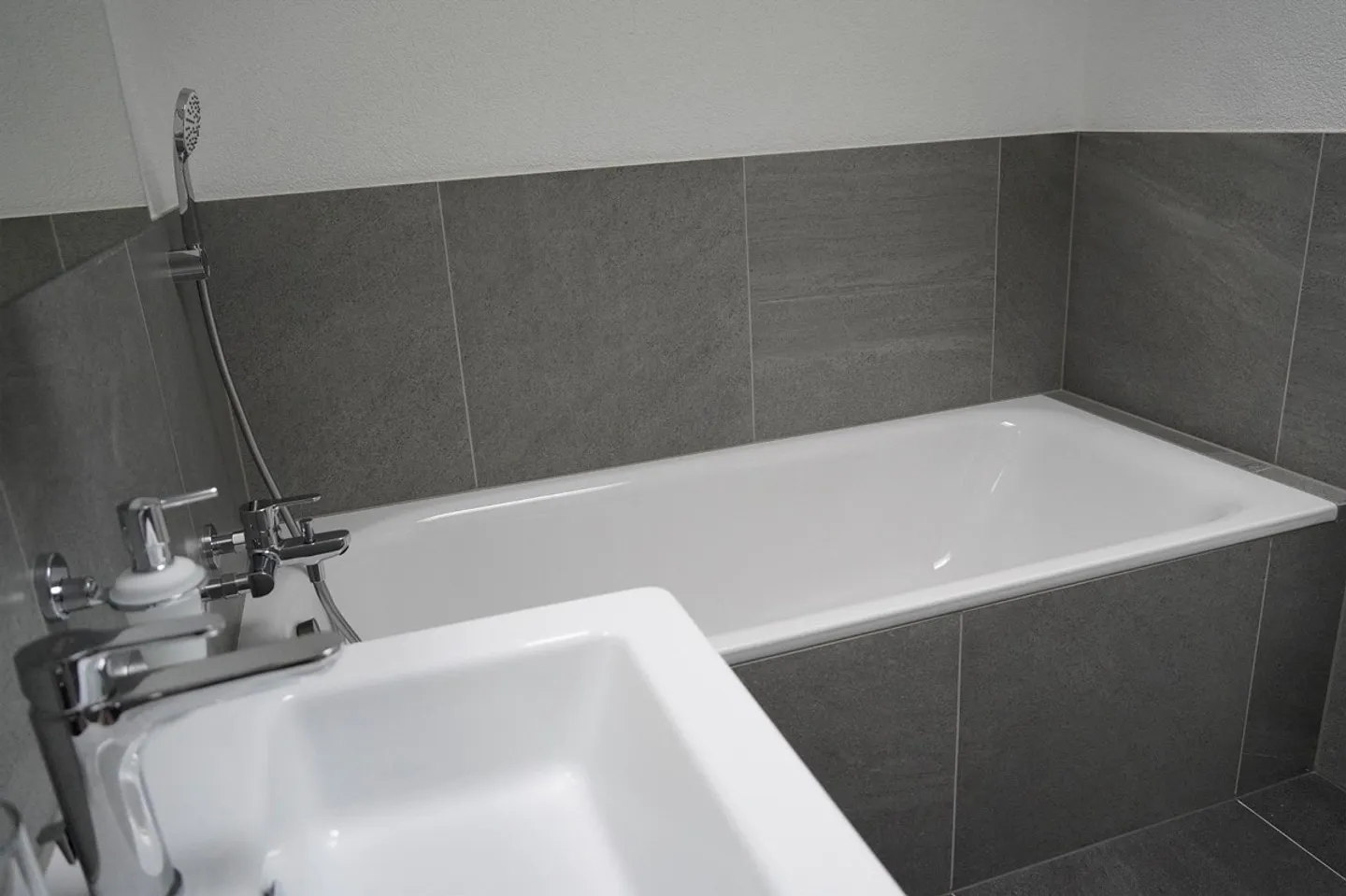 PRIMA LOCAZIONE - Appartamento spazioso, due balconi - Vista nel verde! - Foto 11 di 13