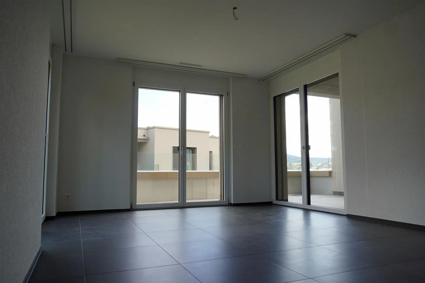 PRIMA LOCAZIONE - Appartamento spazioso, due balconi - Vista nel verde! - Foto 8 di 13