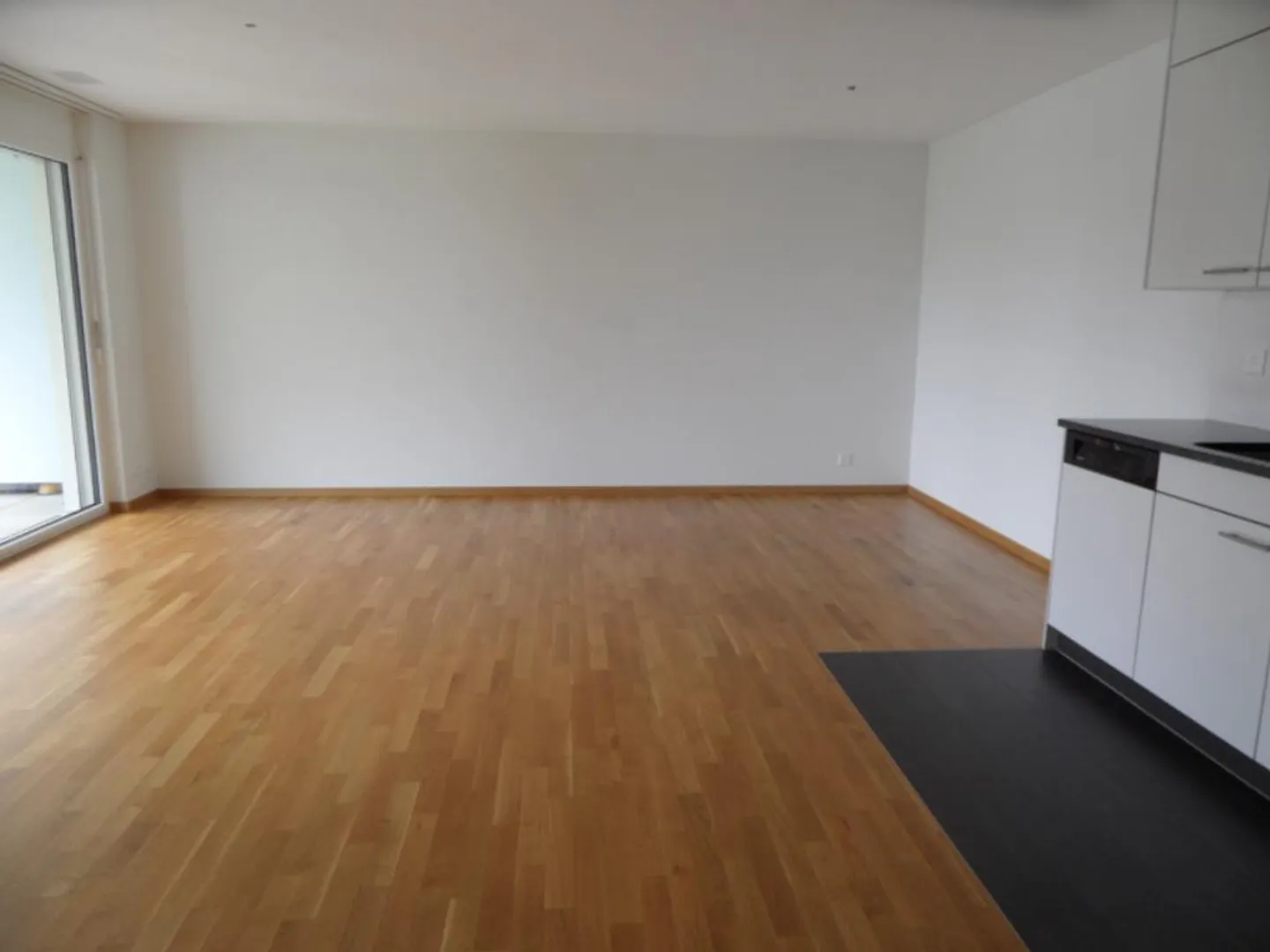 2-room apartment with large balcony - Photo 3 of 6