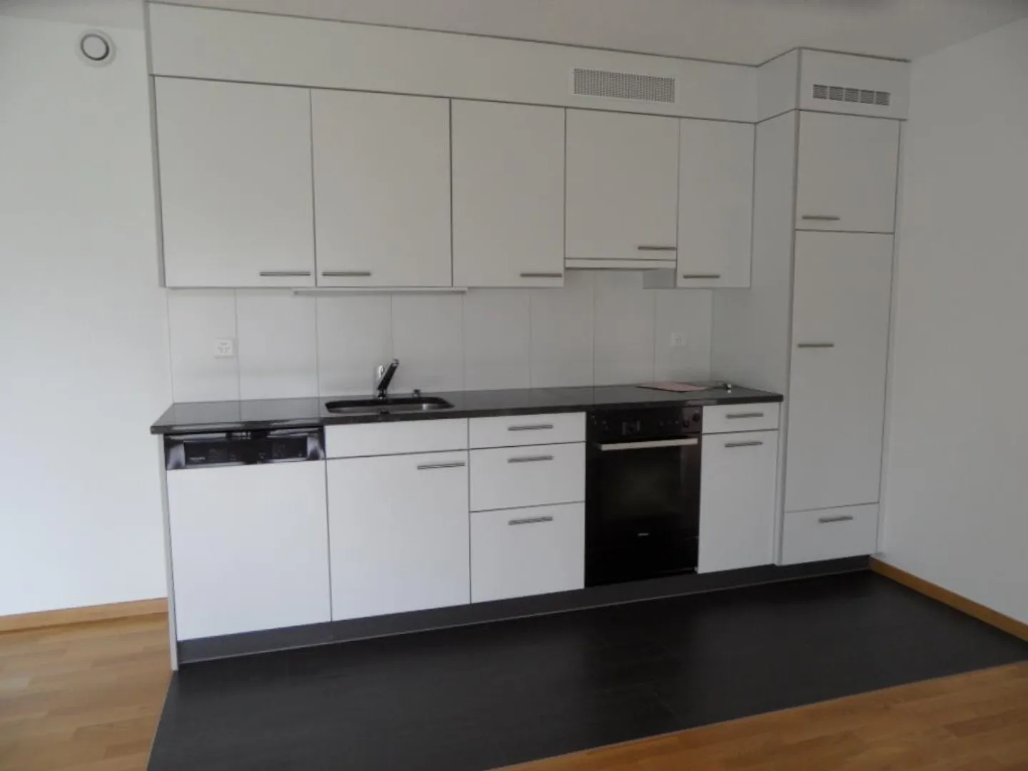 2-room apartment with large balcony - Photo 2 of 6