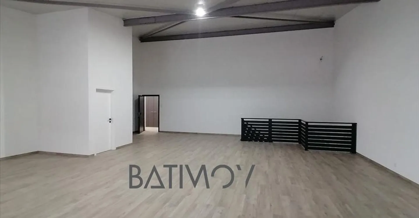 Mixed-use building for rent - Photo 6 of 7