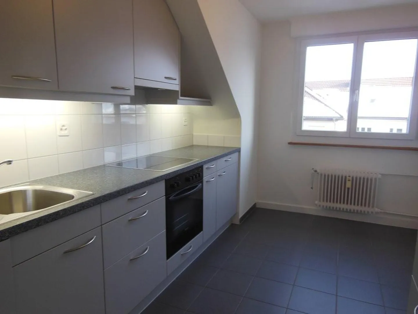 Jolie appartement sous les combles dans un emplacement central à Berne - Photo 1 sur 8
