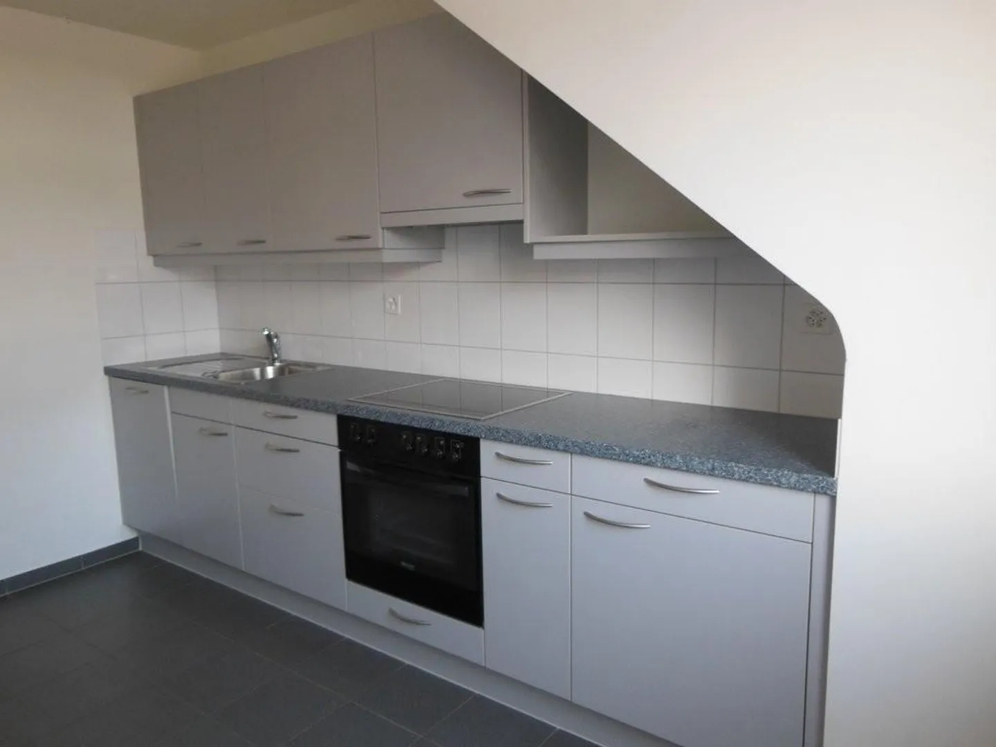 Jolie appartement sous les combles dans un emplacement central à Berne - Photo 2 sur 8