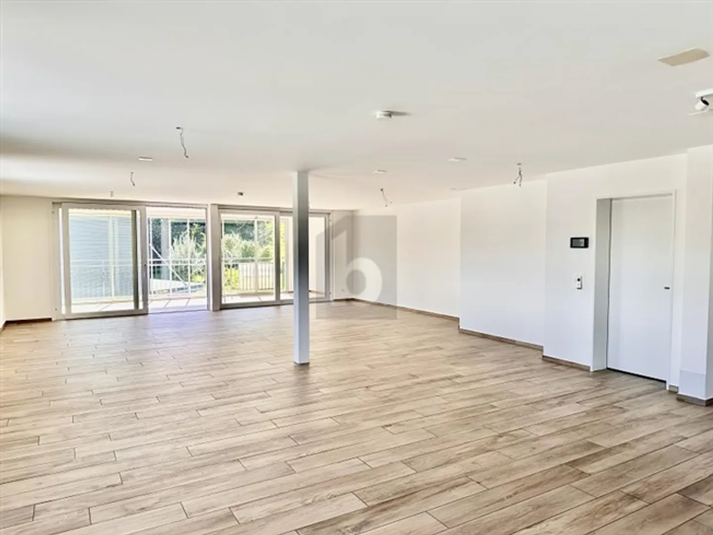 CENTRAL, HIGH-QUALITY WITH WINTER GARDEN - Photo 2 of 6