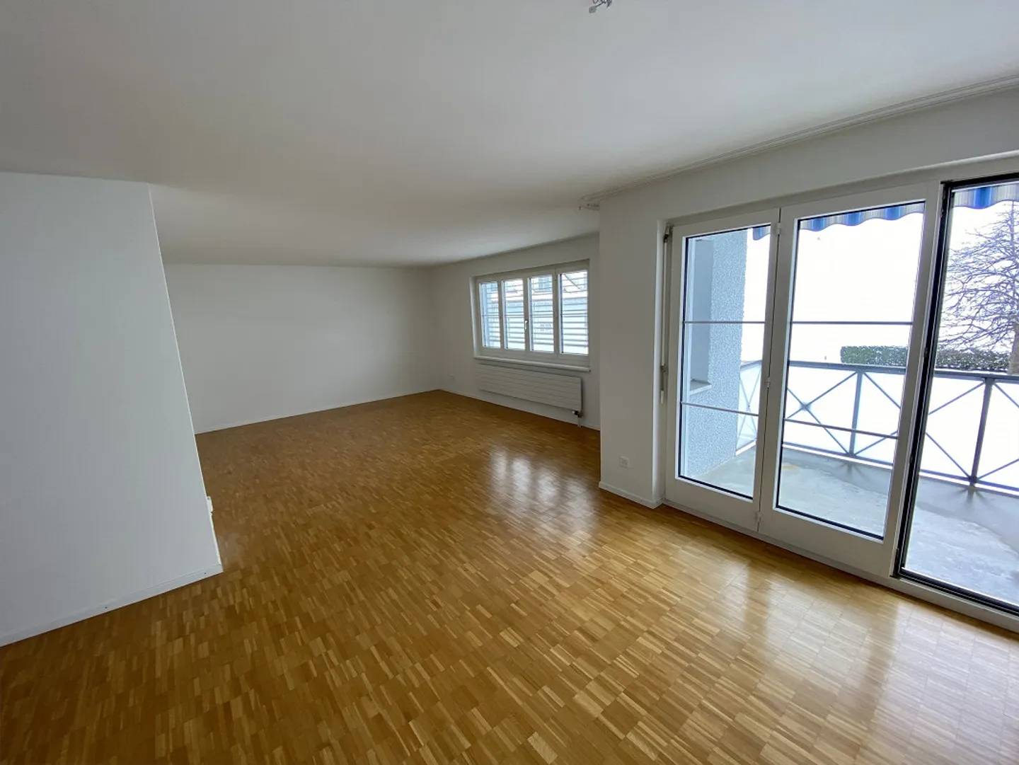 Appartement spacieux de 3,5 pièces avec vue sur la verdure - Photo 2 sur 14