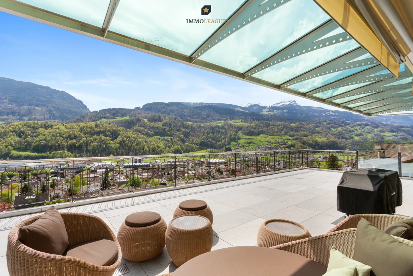 Luxurious penthouse apartment with breathtaking panoramic views. - Photo 3 of 7