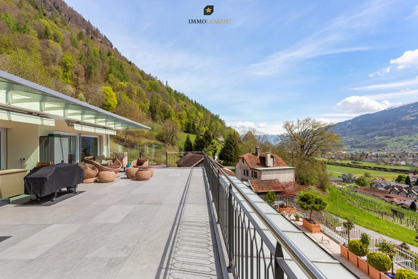 Luxurious penthouse apartment with breathtaking panoramic views. - Photo 1 of 7