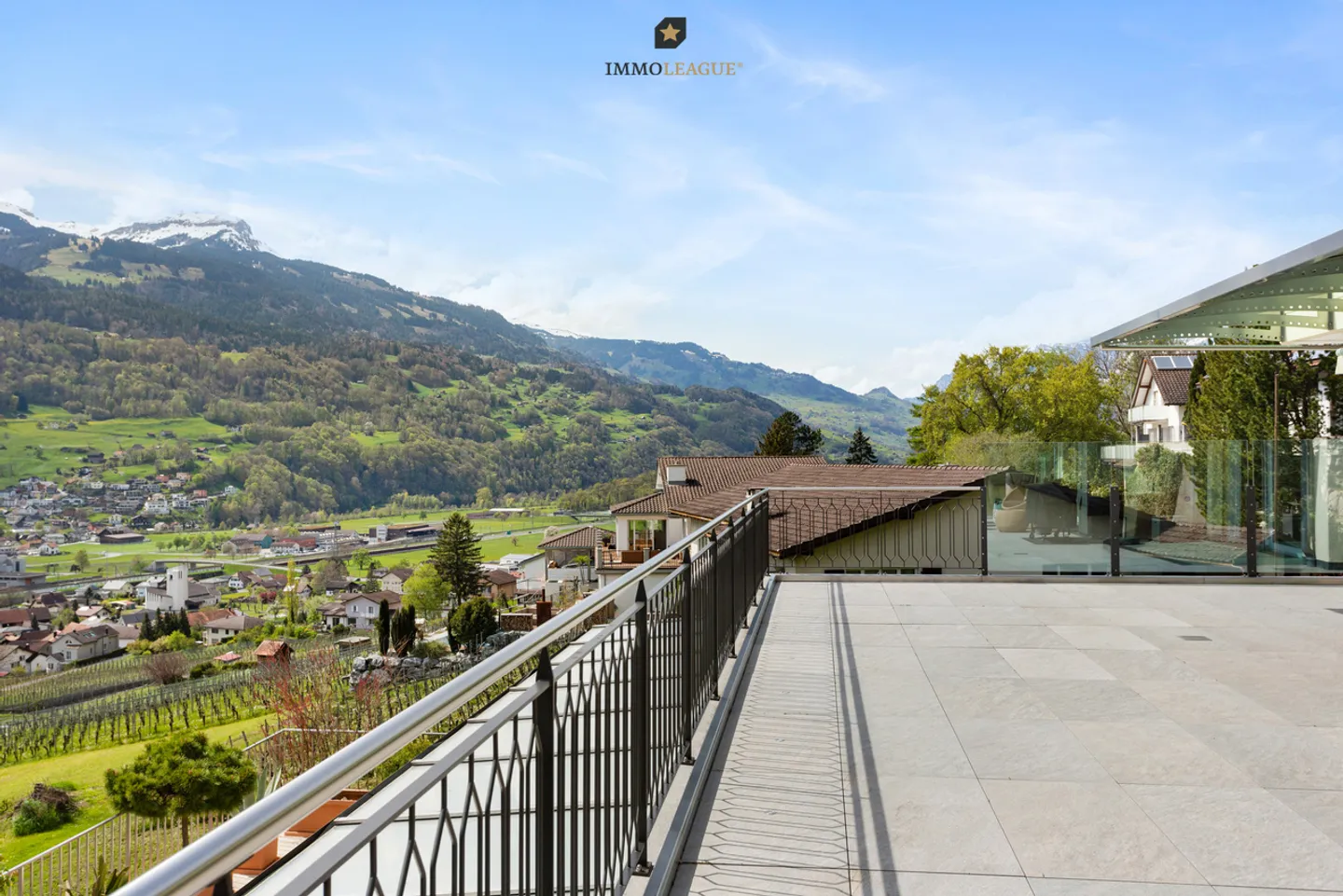 Luxurious penthouse apartment with breathtaking panoramic views. - Photo 2 of 7