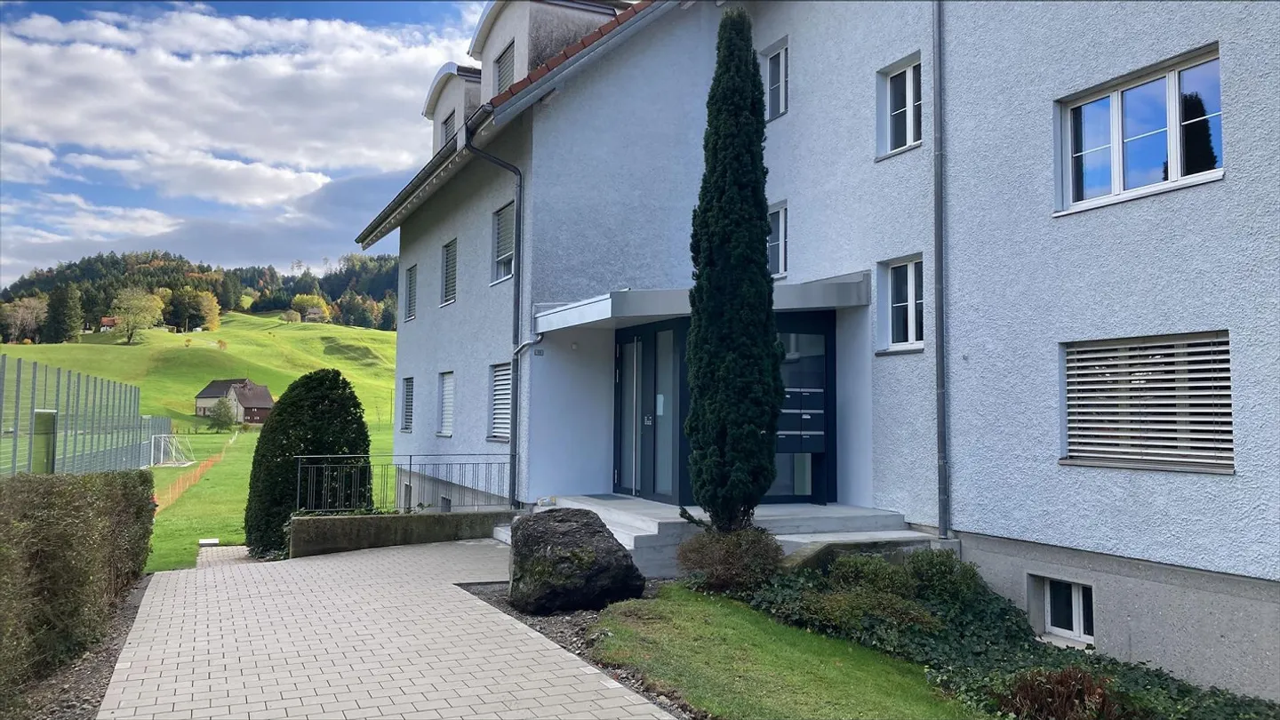 Appartement spacieux de 3,5 pièces avec vue sur la verdure - Photo 1 sur 14
