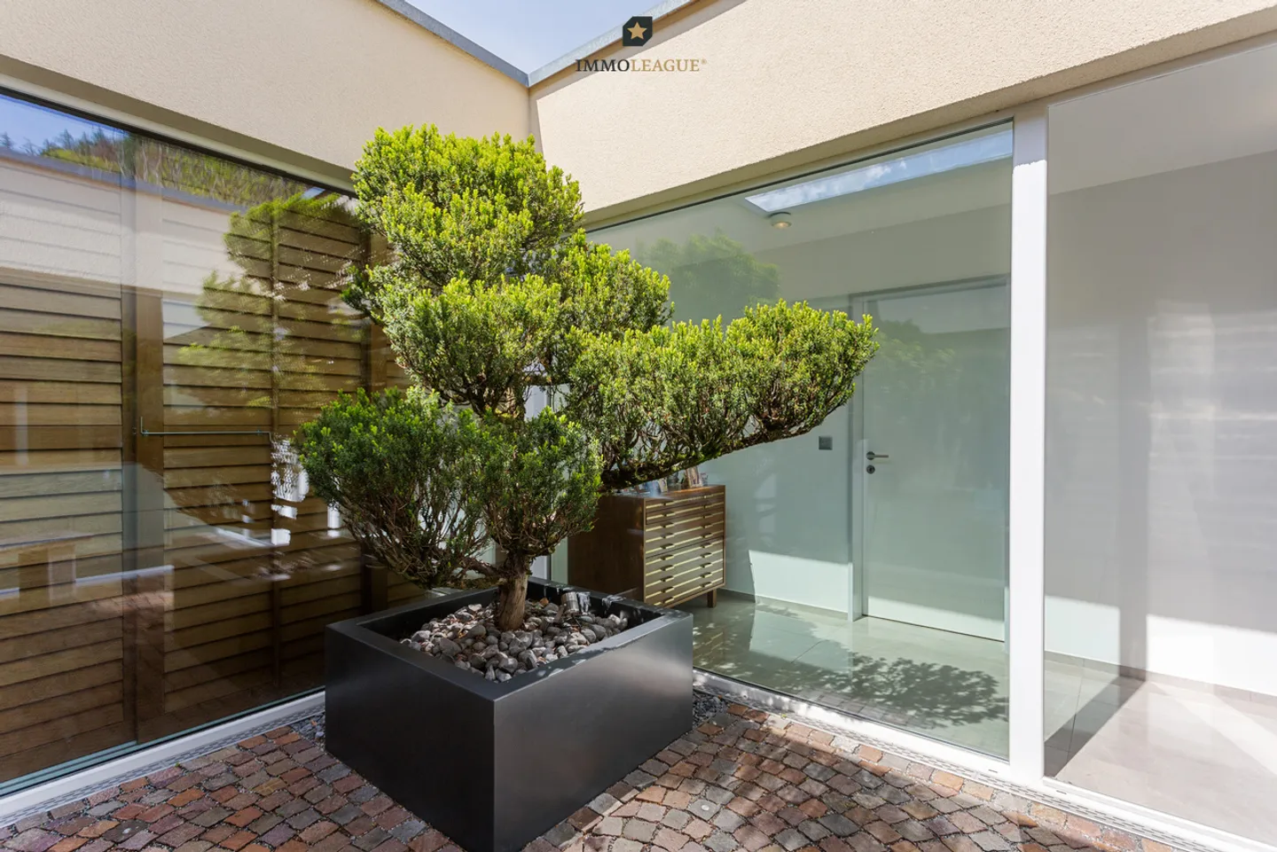 Luxurious penthouse apartment with breathtaking panoramic views. - Photo 5 of 7