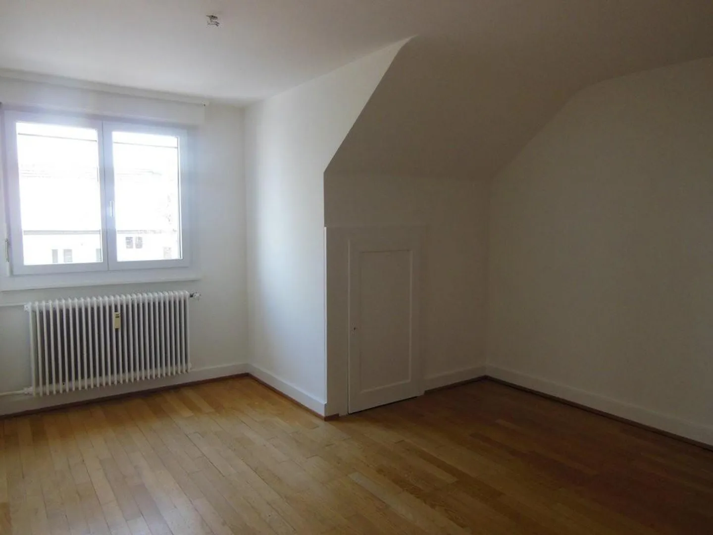 Jolie appartement sous les combles dans un emplacement central à Berne - Photo 6 sur 8