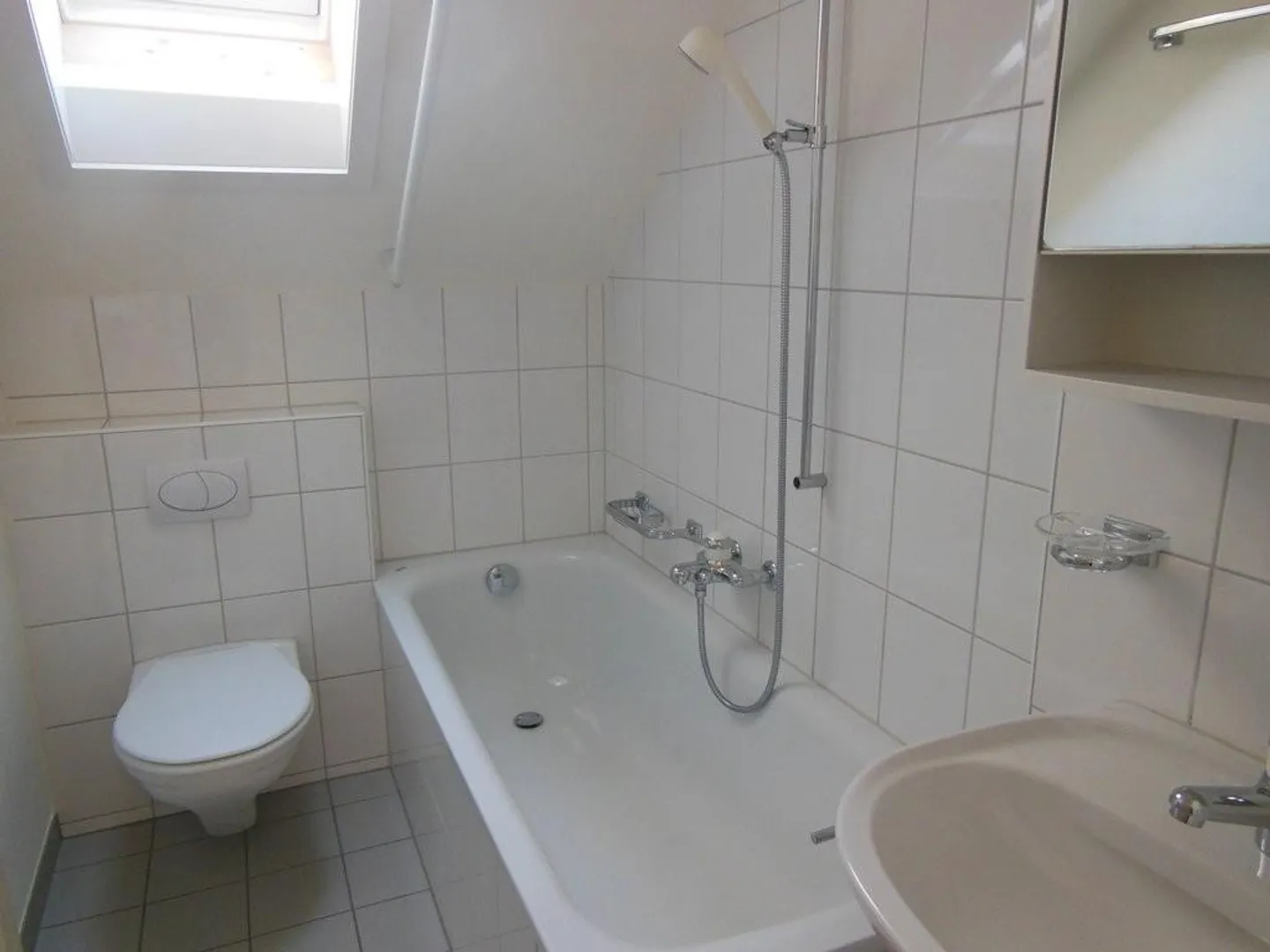Jolie appartement sous les combles dans un emplacement central à Berne - Photo 7 sur 8