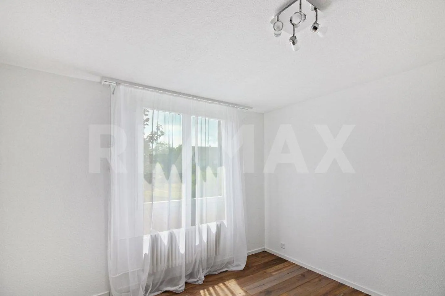 Casa unifamiliare ristrutturata con stile di 7,5 stanze in una posizione tranquilla con un giardino ben curato - Foto 4 di 13