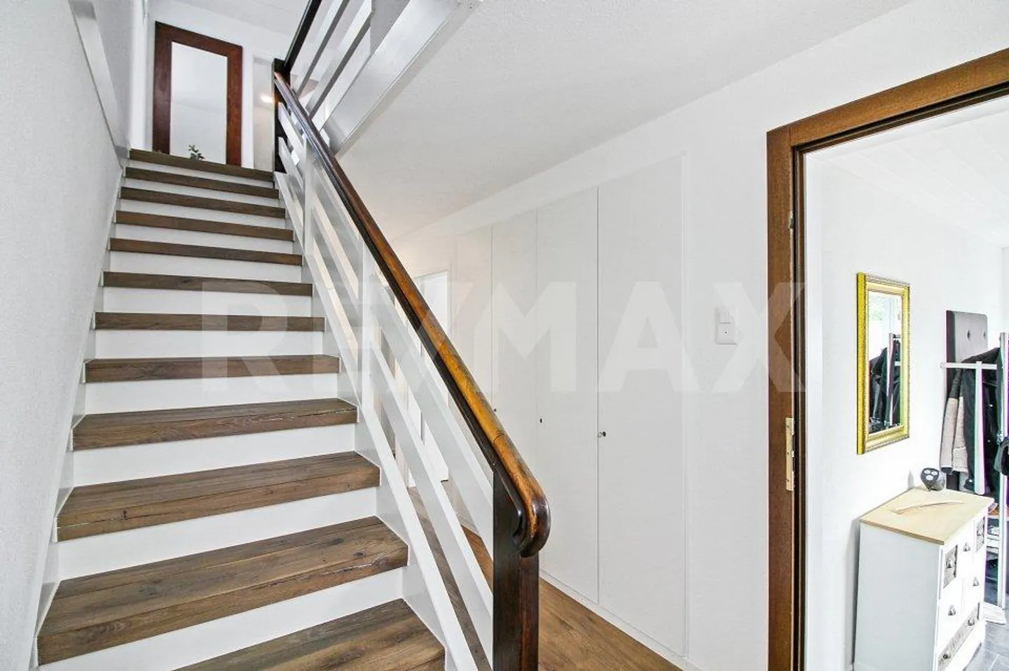 Casa unifamiliare ristrutturata con stile di 7,5 stanze in una posizione tranquilla con un giardino ben curato - Foto 6 di 13