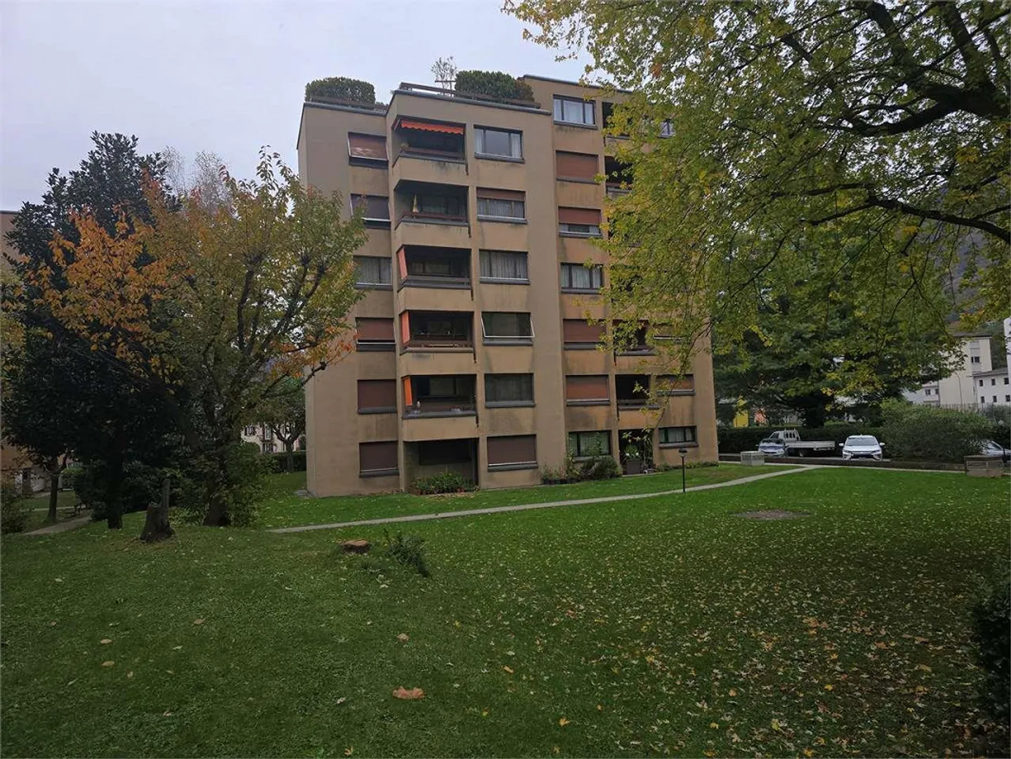 Giubiasco - Bright 2.5 rooms with terrace and two private parking spaces - Photo 2 of 12