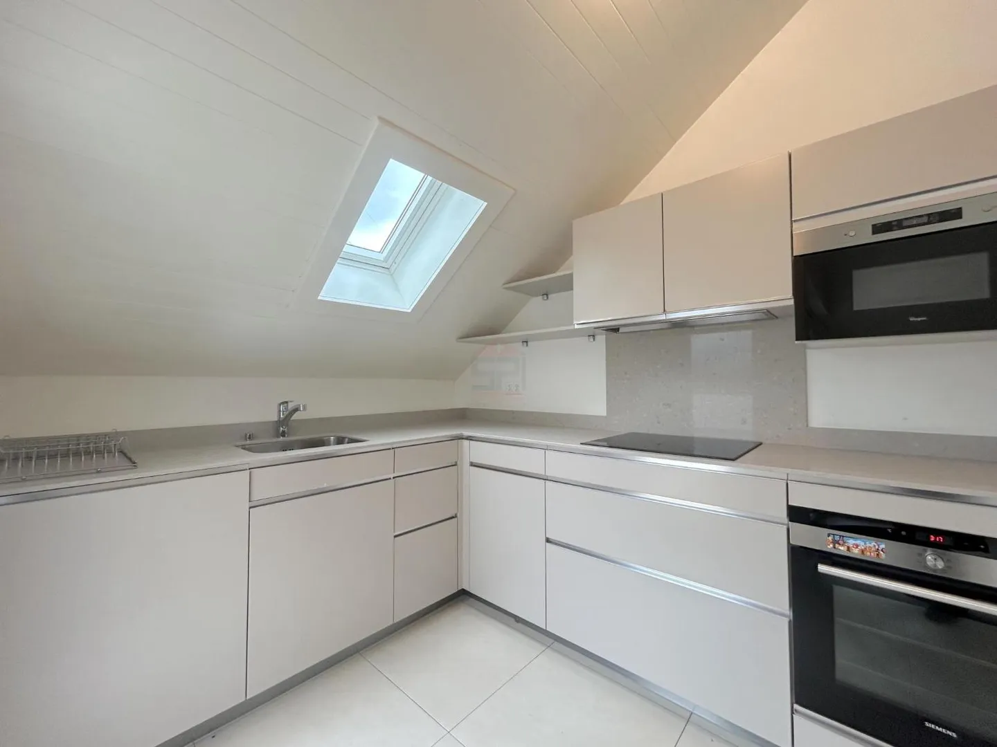 Grenier avec 3 chambres, 91m2 de surface habitable, calme et avec une vue dégagée - Photo 1 sur 3