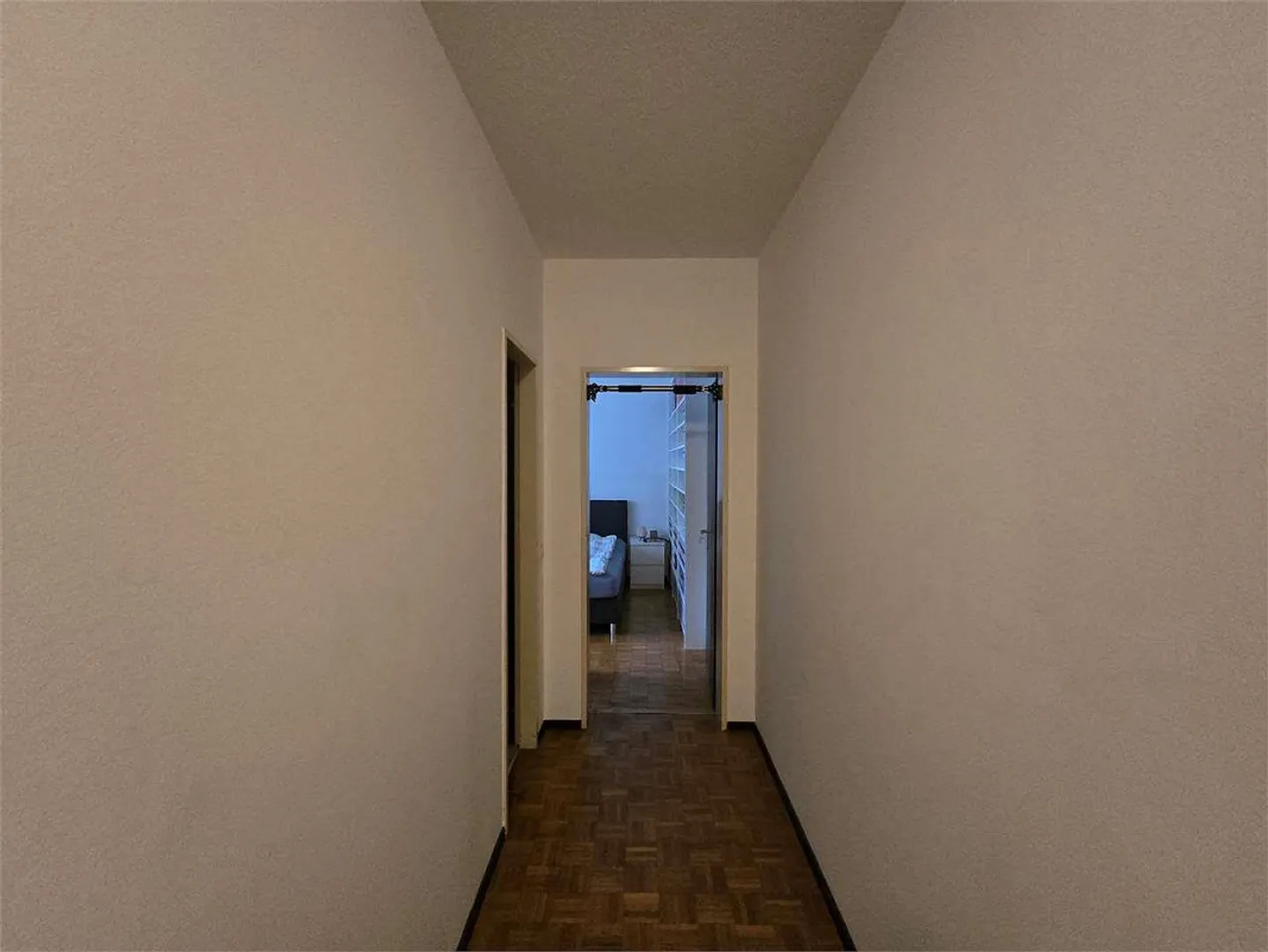 Giubiasco - Bright 2.5 rooms with terrace and two private parking spaces - Photo 7 of 12