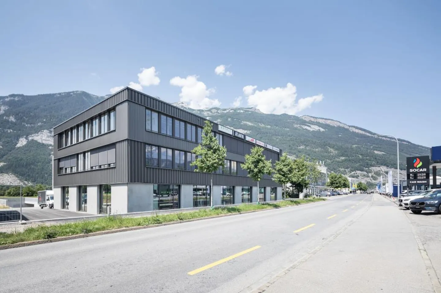 Ampie aree commerciali in una proprietà moderna - Foto 1 di 2