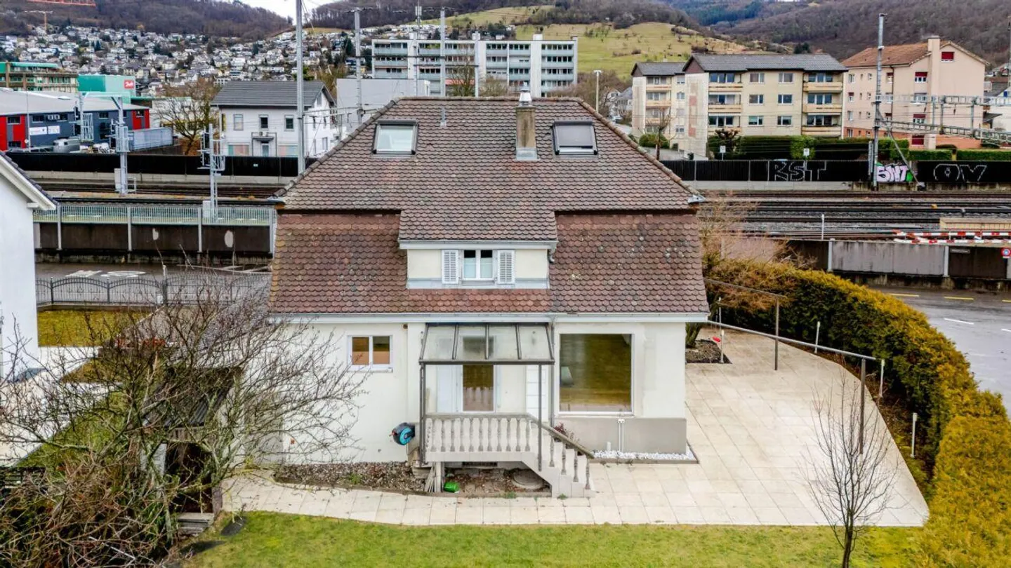 Maison individuelle spacieuse avec 6,5 pièces et jardin dans un emplacement central - Photo 1 sur 13