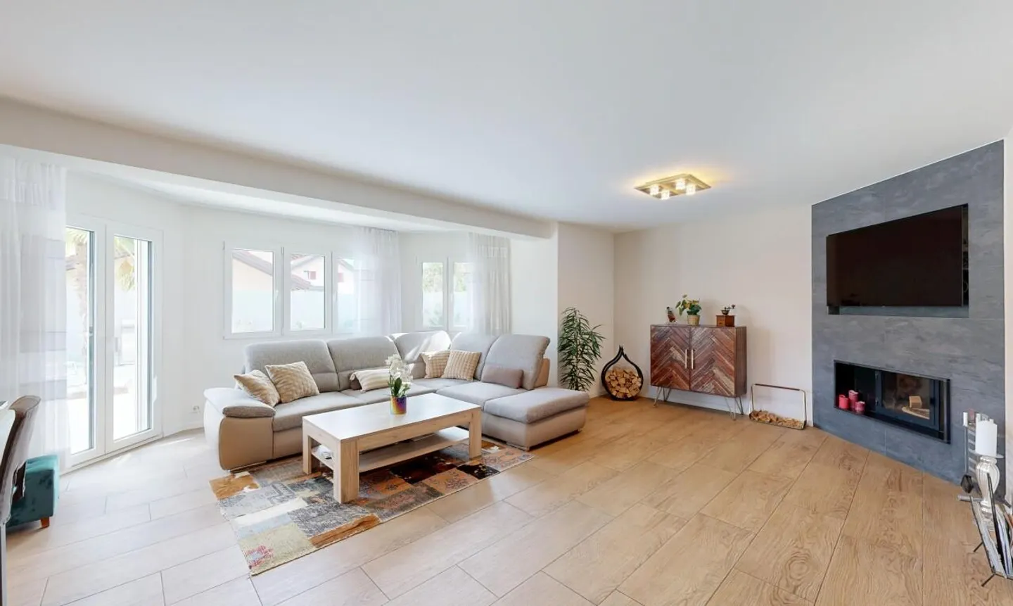 Casa indipendente ristrutturata con piscina e giardino paesaggistico a Collombey - Foto 1 di 11