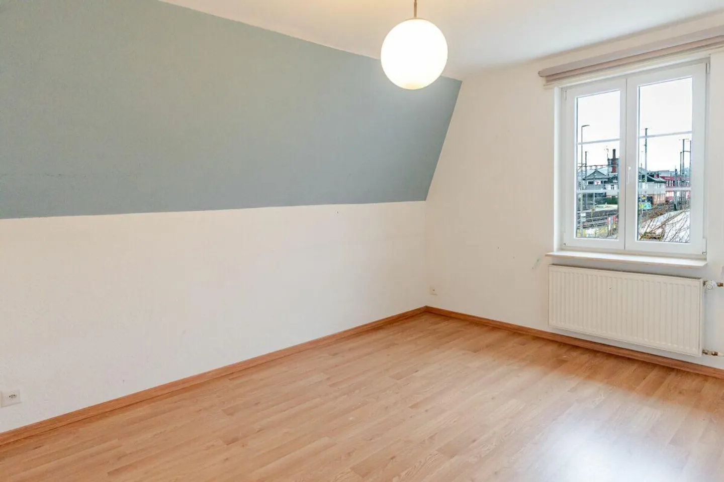 Maison individuelle spacieuse avec 6,5 pièces et jardin dans un emplacement central - Photo 8 sur 13