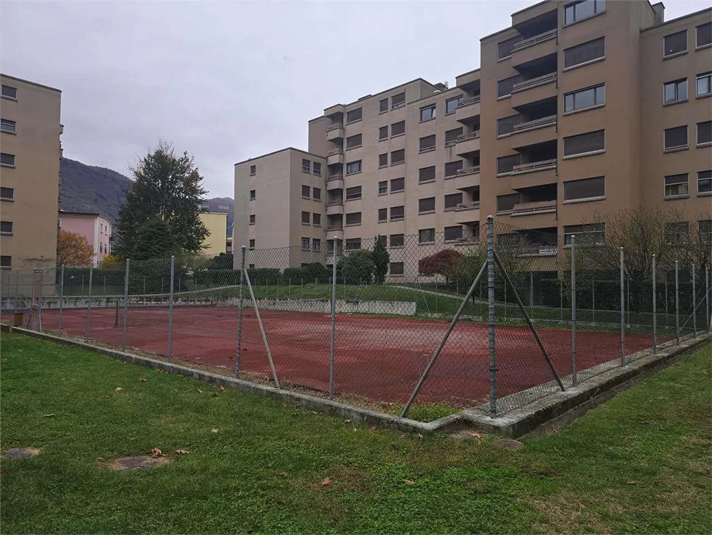 Giubiasco - Bright 2.5 rooms with terrace and two private parking spaces - Photo 11 of 12