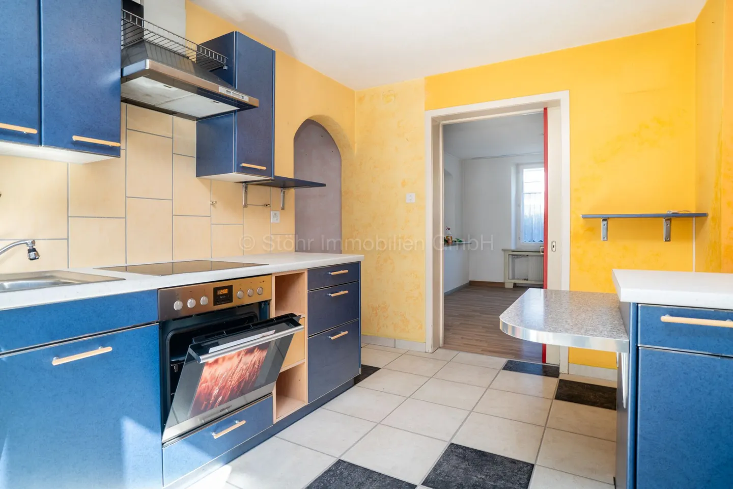 Charming 6.5-Room Semi-Detached House with Great Potential in the Popular Deutweg Neighborhood - Photo 5 of 22