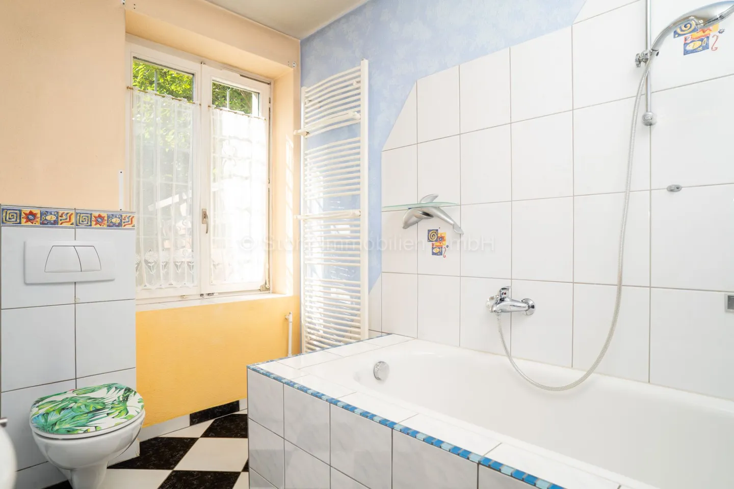 Charming 6.5-Room Semi-Detached House with Great Potential in the Popular Deutweg Neighborhood - Photo 10 of 22