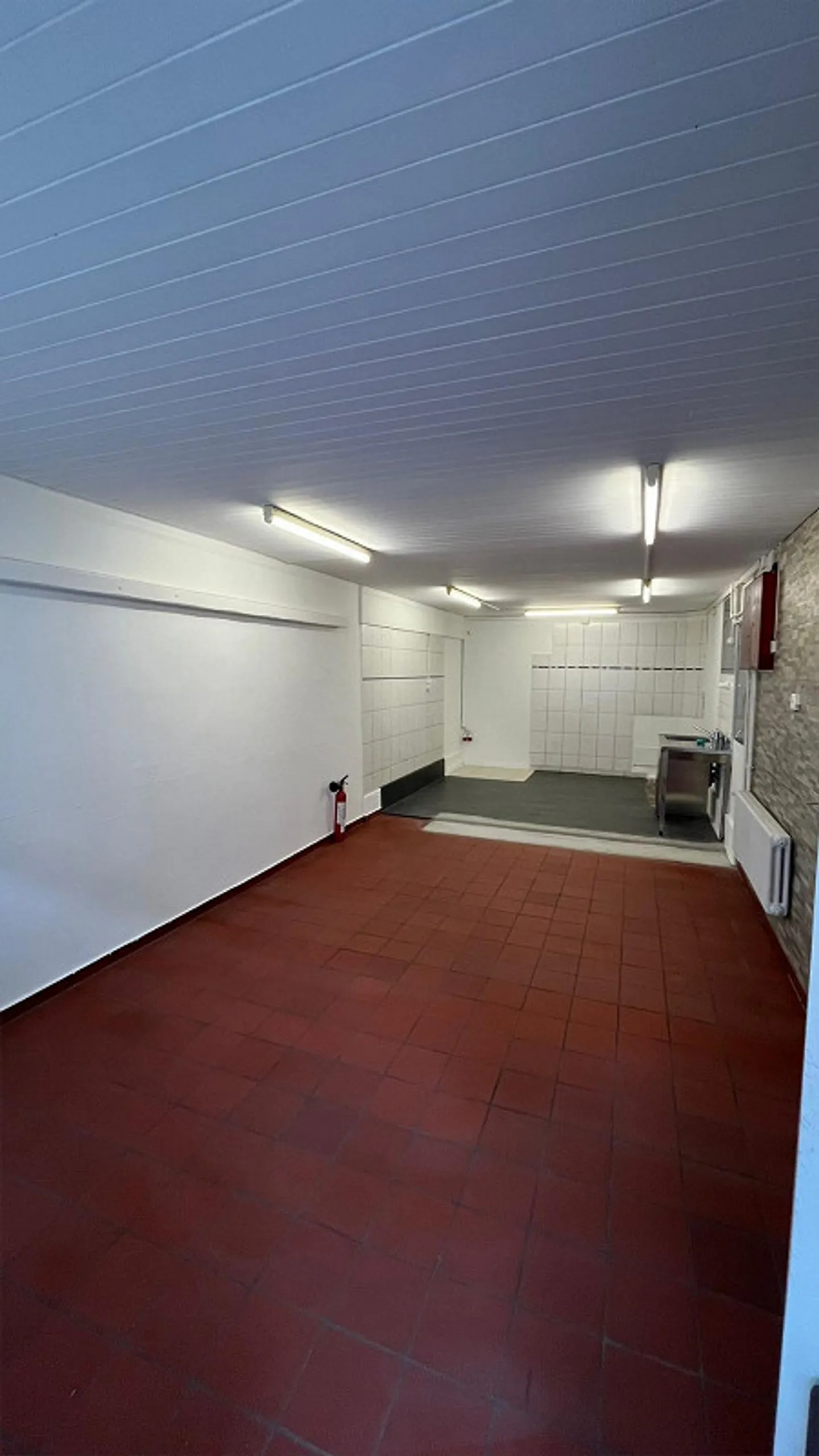 Commercial space for rent on the ground floor - Photo 1 of 5