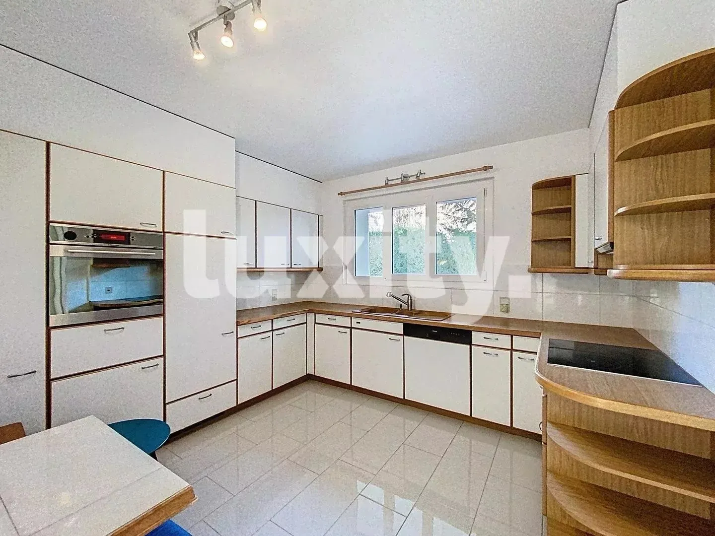 Elegant villa with large garden and private studio, an oasis of tranquility. - Photo 6 of 8