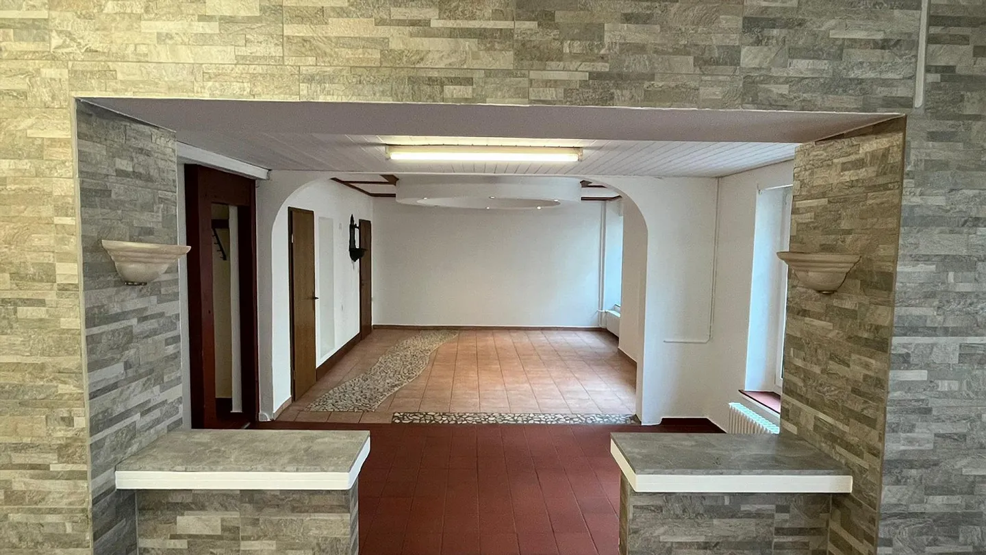 Commercial space for rent on the ground floor - Photo 2 of 5