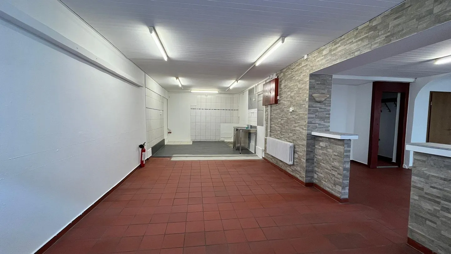Commercial space for rent on the ground floor - Photo 4 of 5