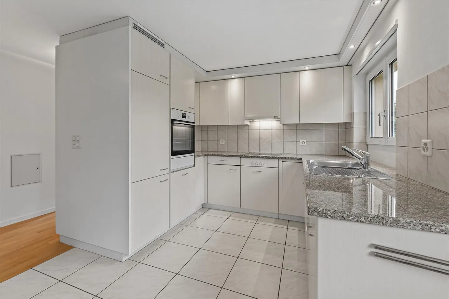 Bel appartement lumineux de 3,5 pièces dans un quartier résidentiel privilégié - Photo 3 sur 10